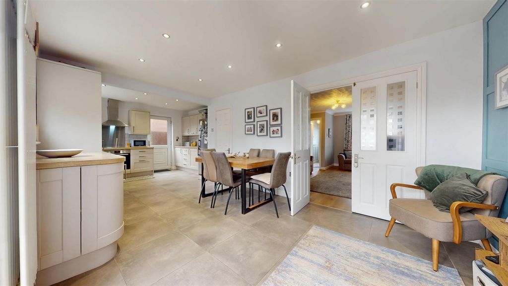 Property photo 3 of 33 Henley Court Kitchen Diner