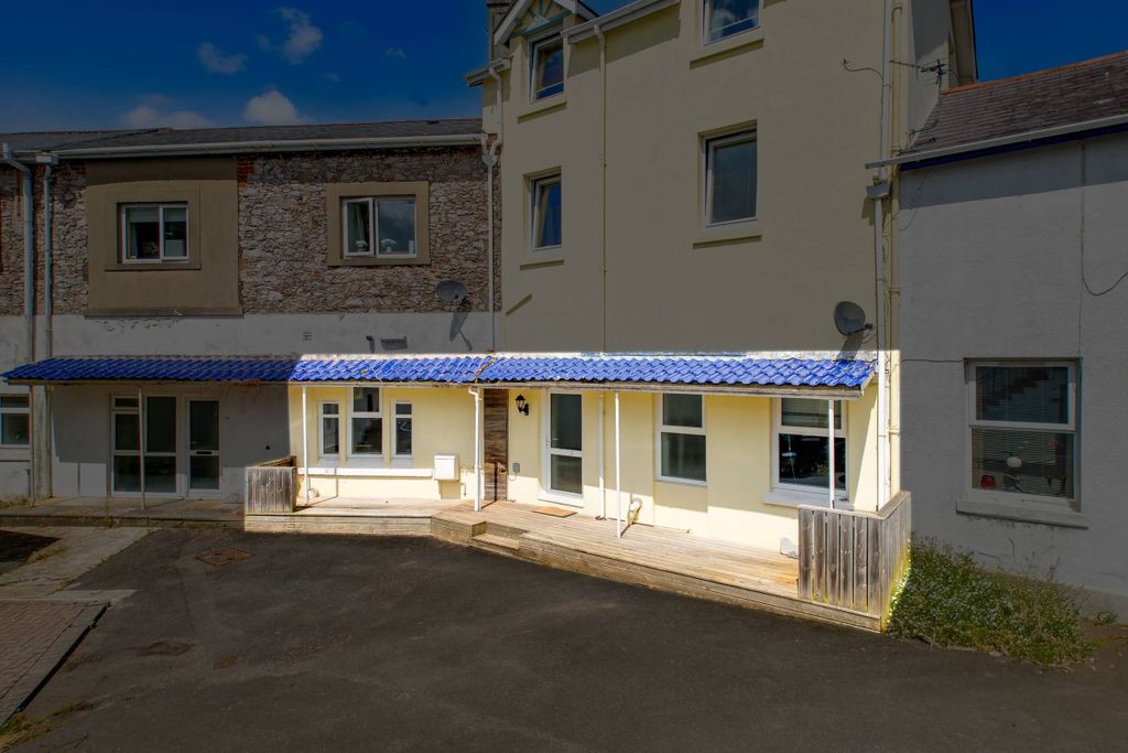 Property photo 2 of 10