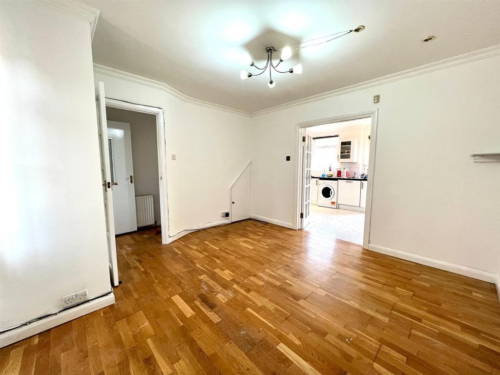 Property photo 2 of 11 Transport Links