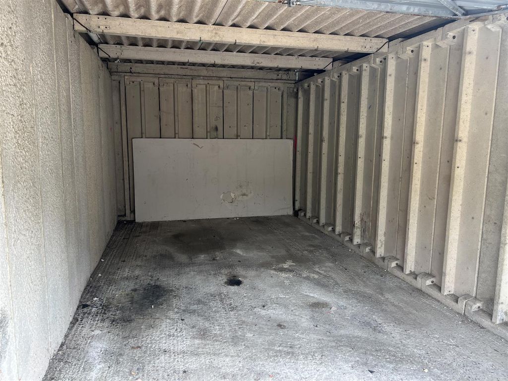 Property photo 3 of 4 Garage