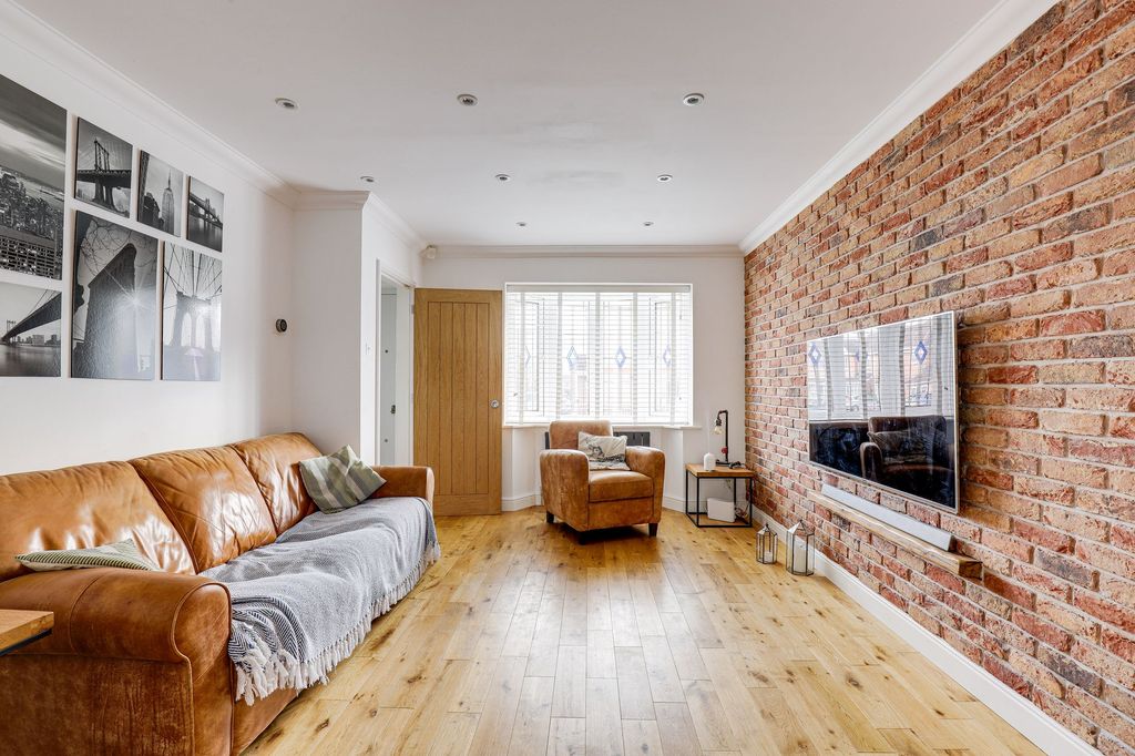 Property photo 2 of 23