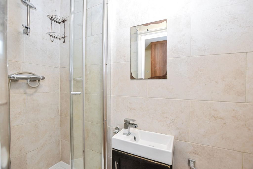 Property photo 2 of 11 En-Suite (2)
