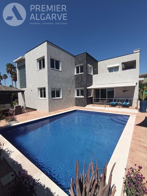 Property photo 1 of 34 Fantastic 4 Bedroom Villa With Pool And Garden In Vale Formoso, Almancil