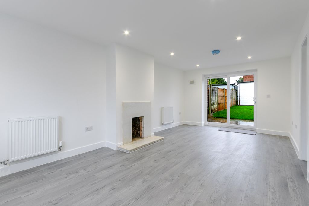 Property photo 2 of 23 Living 1