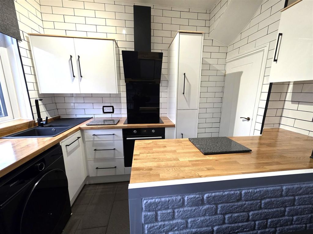 Property photo 2 of 8 Kitchen