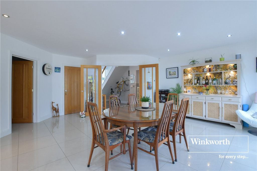 Property photo 2 of 31 Picture No. 17