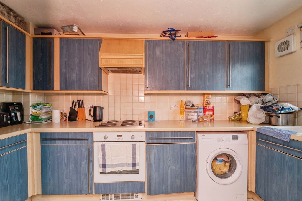 Property photo 3 of 8 58Rawlynclosechaffordhundredgraysrm166Bs7