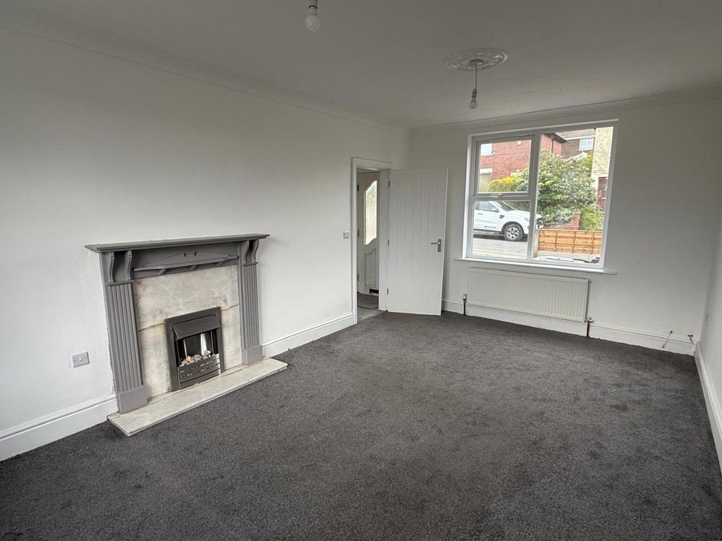 Property photo 1 of 11 Living Room