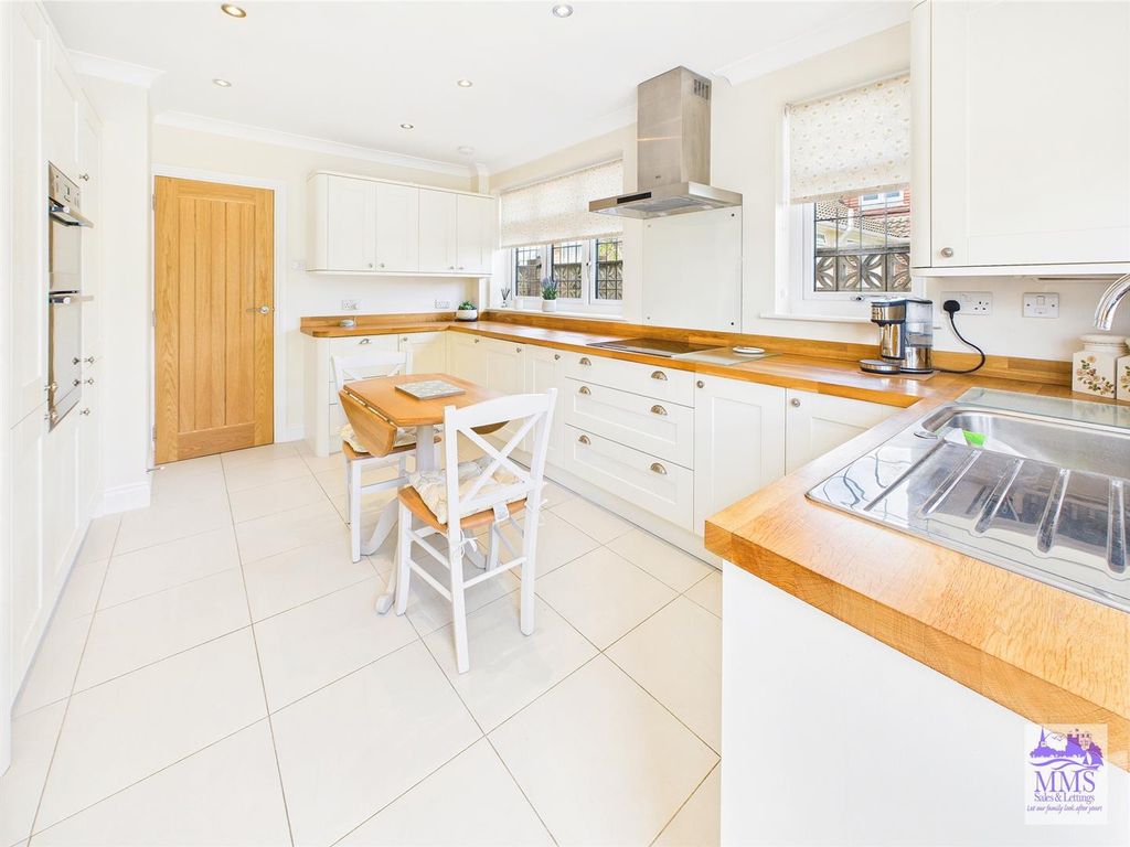 Property photo 2 of 11 Cam04098G0-Pr0043-Still015.Jpg