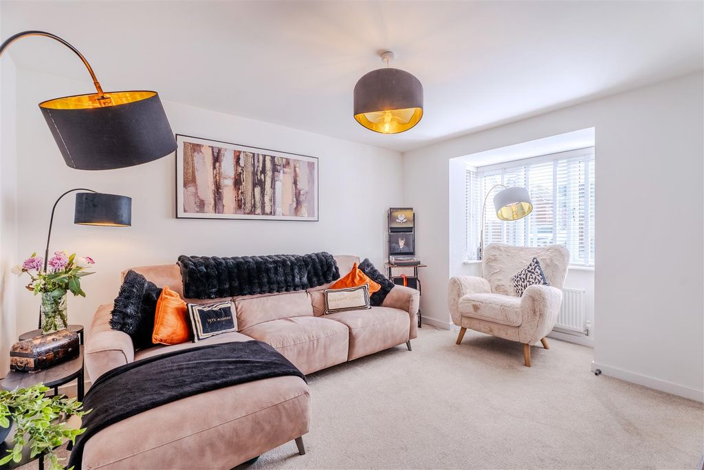 Property photo 3 of 25 Living3