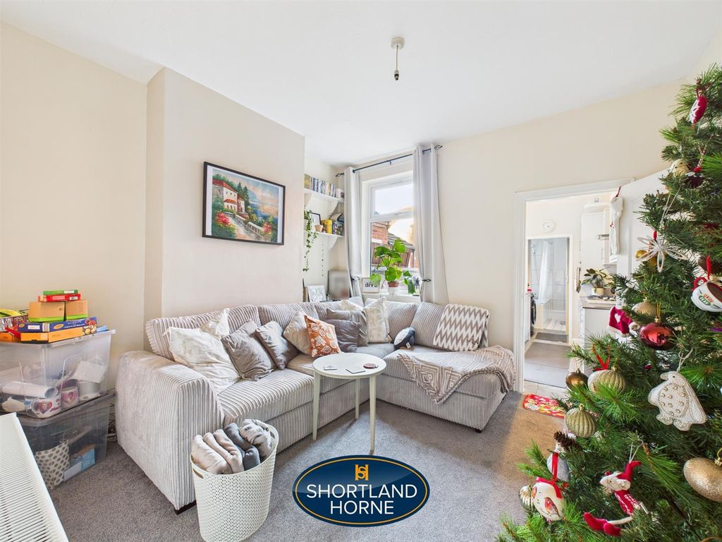 Property photo 3 of 13 Lounge