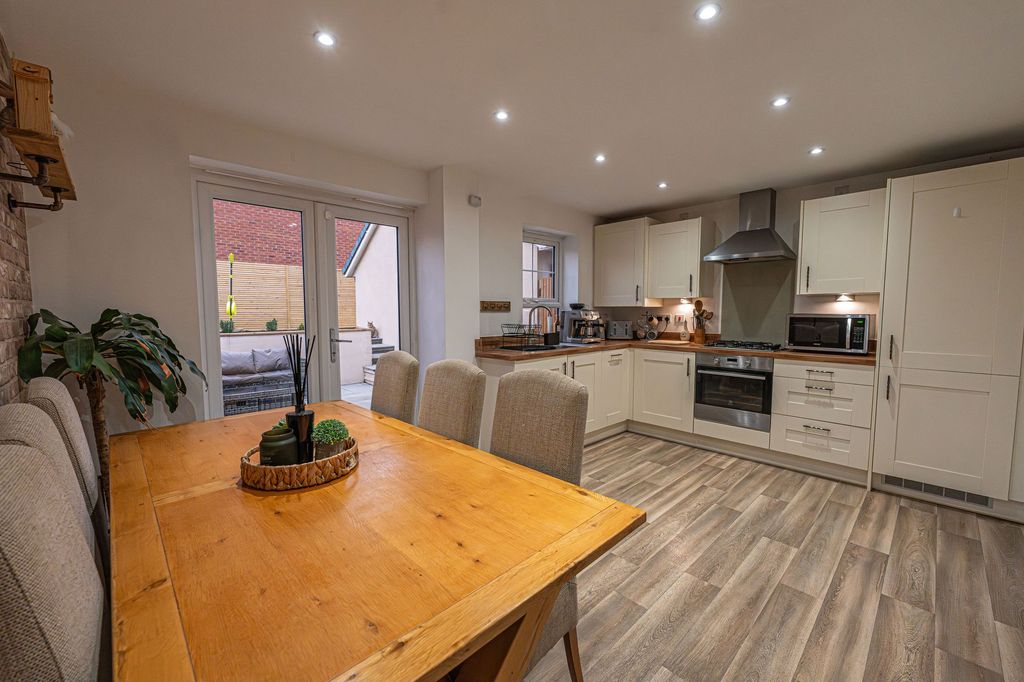 Property photo 3 of 38