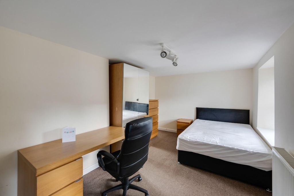 Property photo 3 of 25 Bed 1 A.Jpg