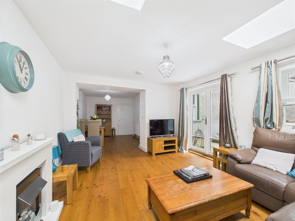 Property photo 3 of 16 Cam01486G0-Pr0743-Still006.Jpg