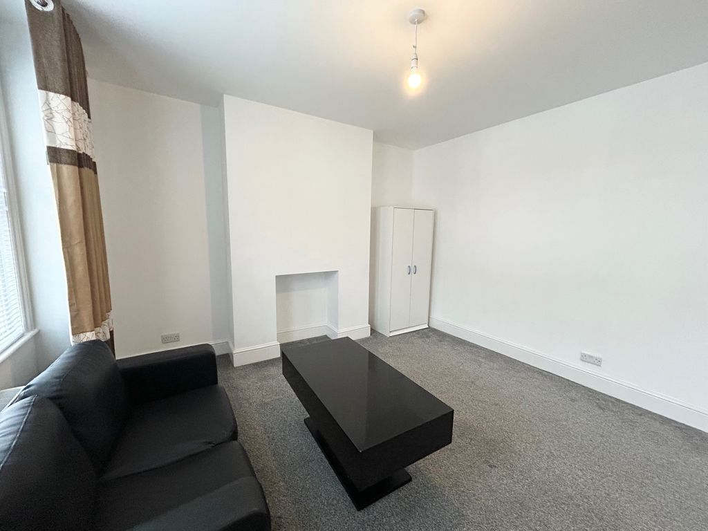 Property photo 3 of 17 Lounge