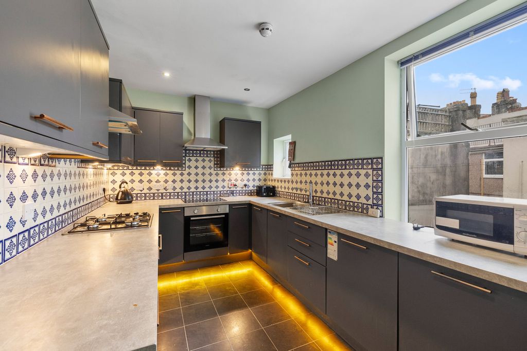 Property photo 3 of 6 0013