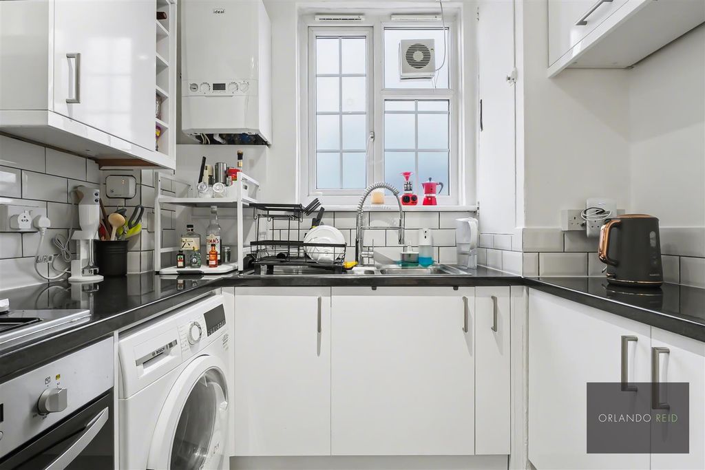 Property photo 3 of 12 Flat 26, Ascot Court Sw4 7Ez-1.Jpg