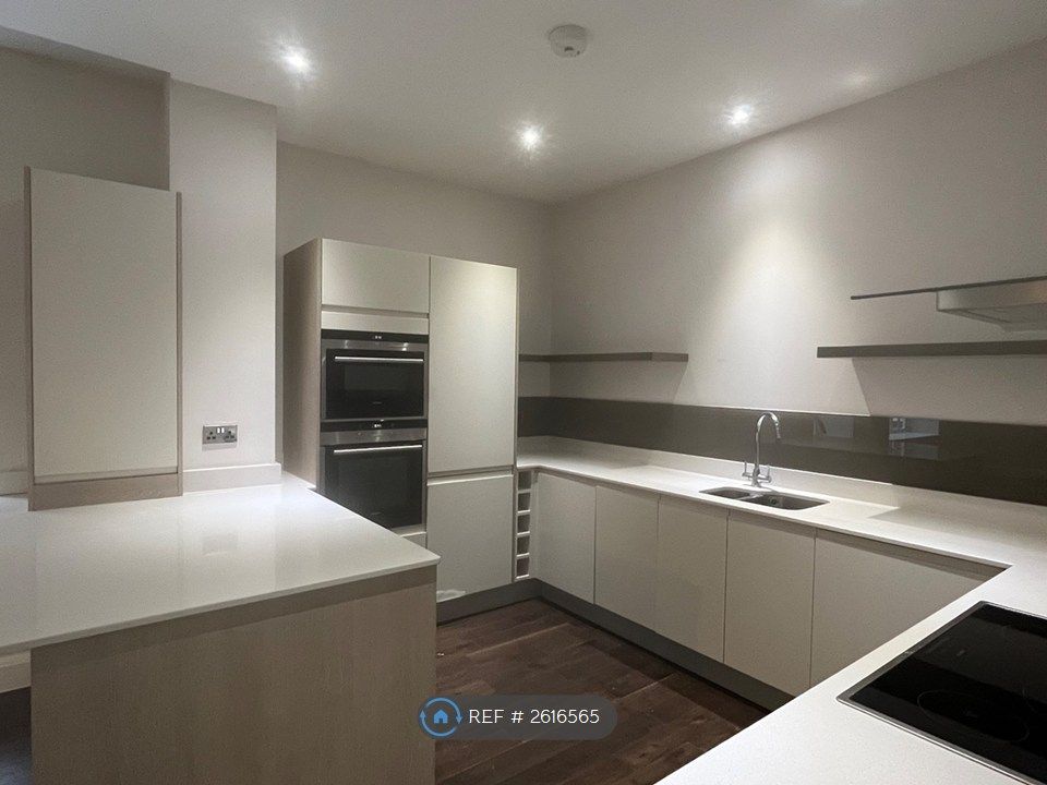 Property photo 3 of 17 Kitchen