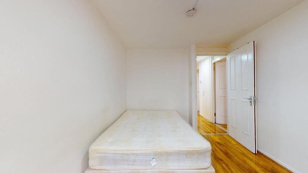 Property photo 3 of 15 A Spacious Bedroom Featuring A Well-Maintained Whi...