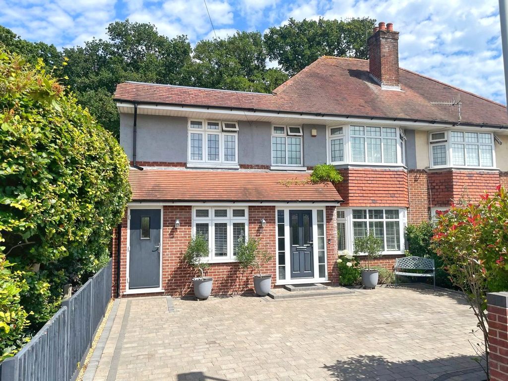 Property photo 1 of 21 Worthington Crescent