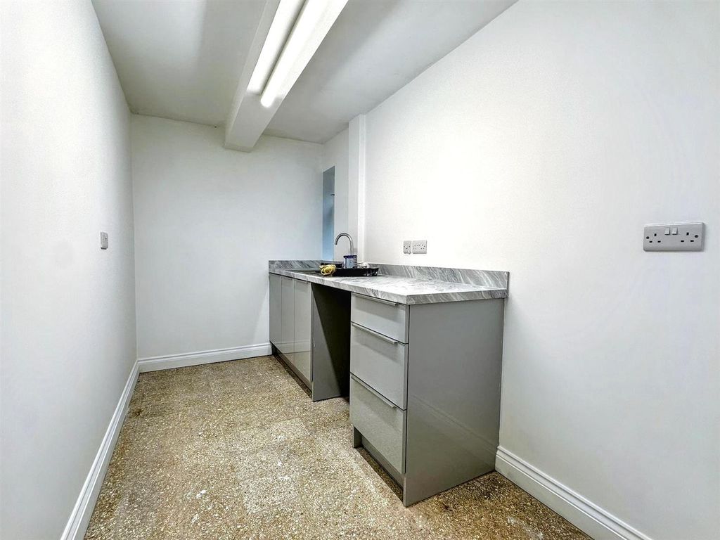 Property photo 3 of 9 Kitchen