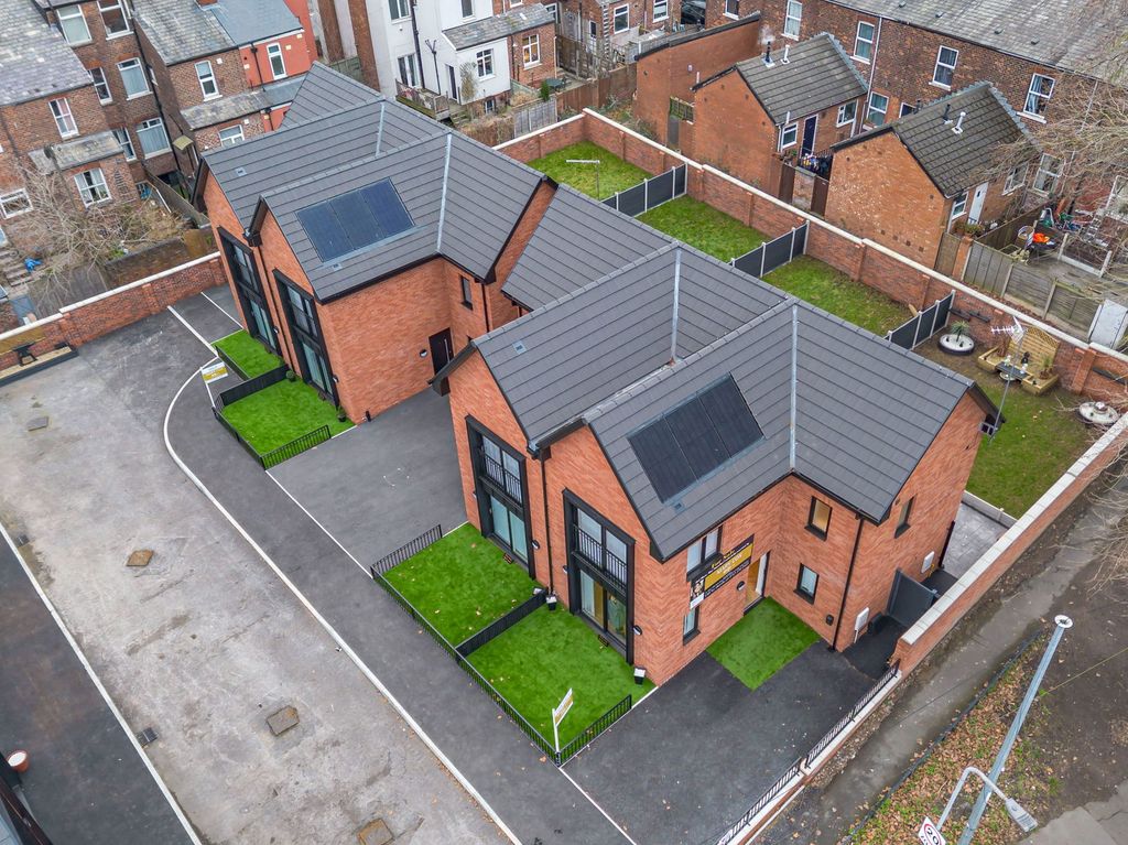 Property photo 2 of 31