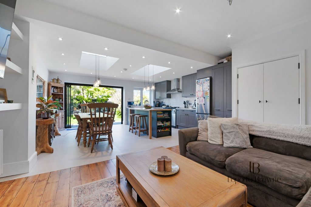 Property photo 2 of 30