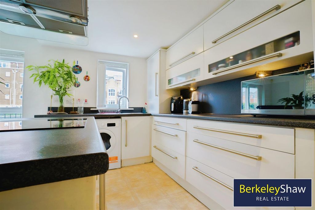 Property photo 2 of 21 Kitchen