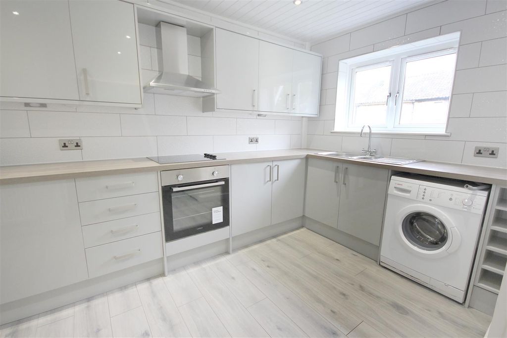Property photo 3 of 12 Kitchen