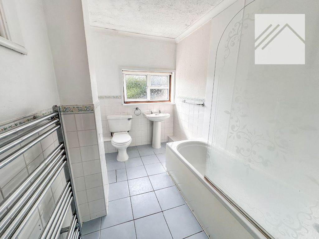 2 bed flat for saleMildmay Road, Burnham-On-Crouch CM0 photo 4
