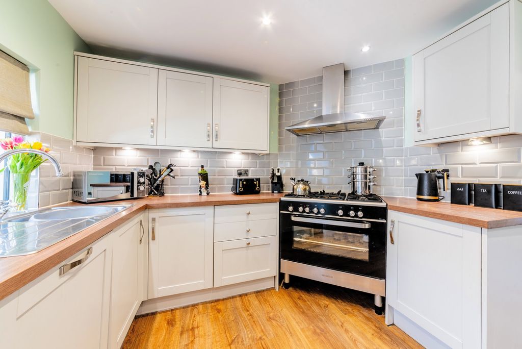 Property photo 2 of 23