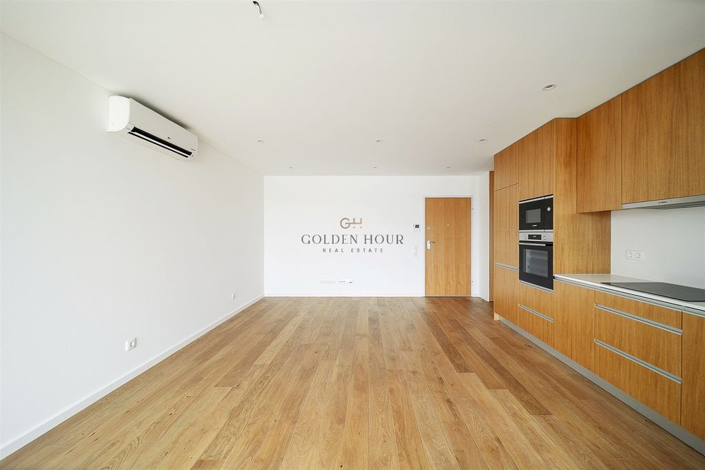 Property photo 1 of 14 2-Bedroom Apartment With Suite And Balcony Near The Beach In Matosinhos