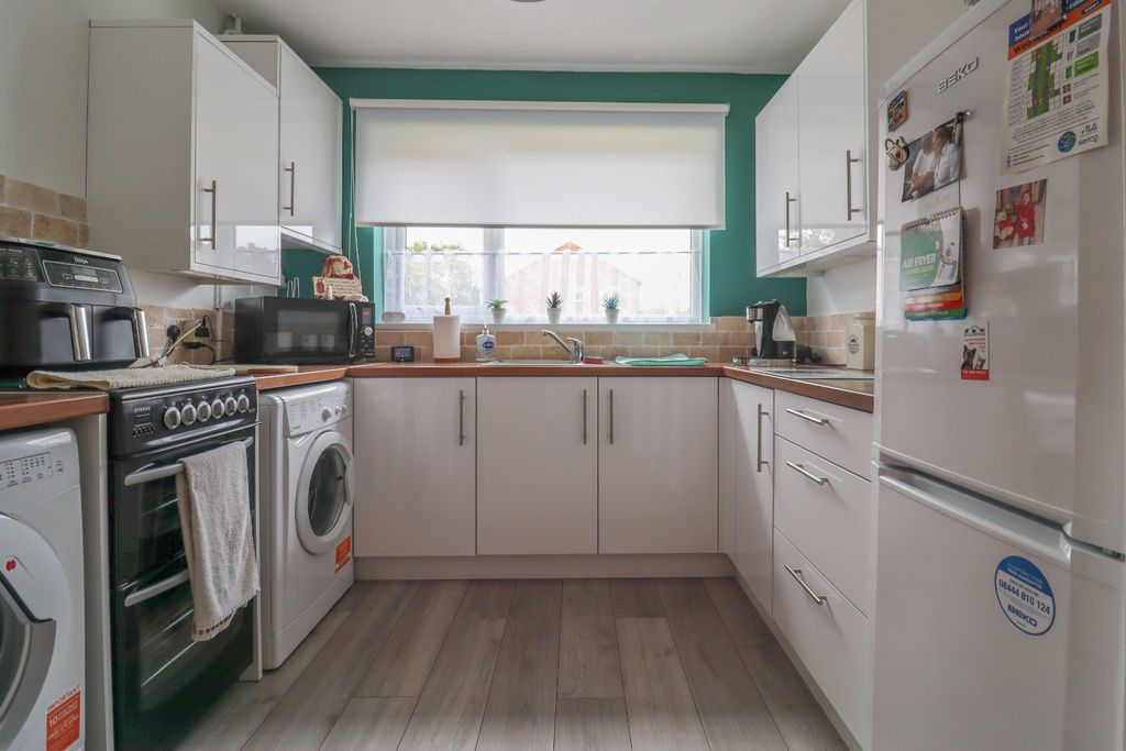 Property photo 2 of 17 4376935