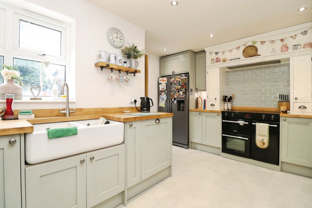 Property photo 2 of 28