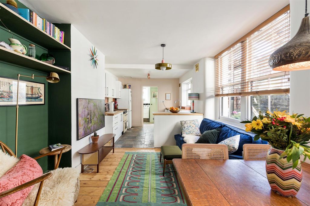 Property photo 2 of 27 Stainforth Road, E17