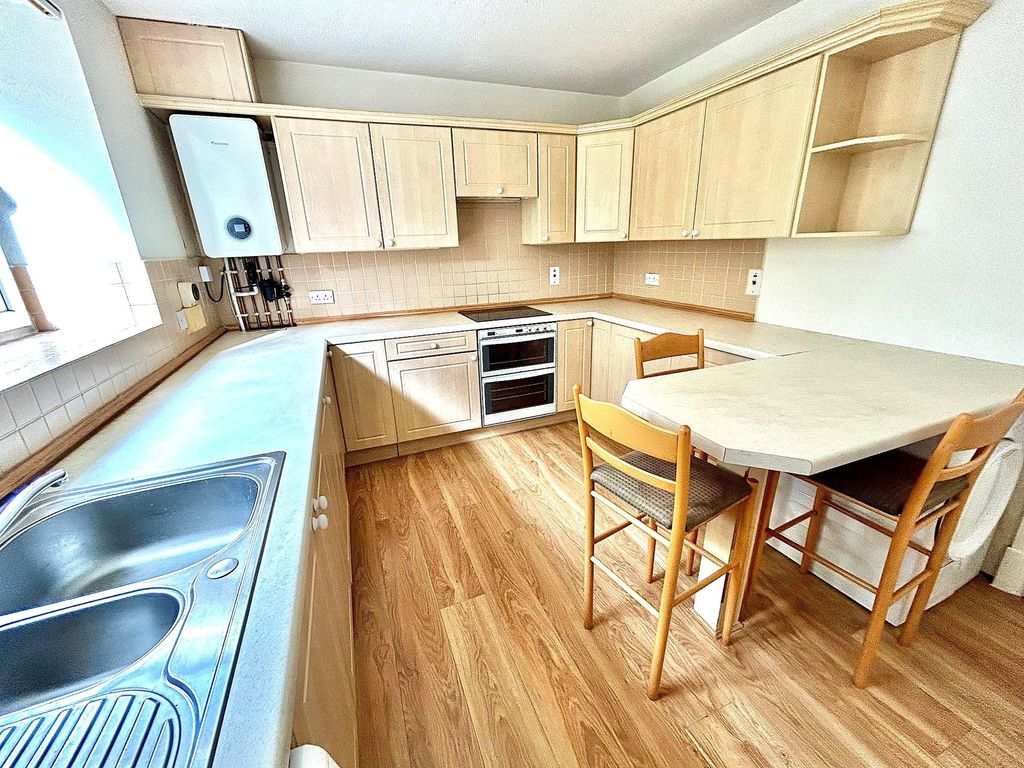 Property photo 3 of 18 Kitchen