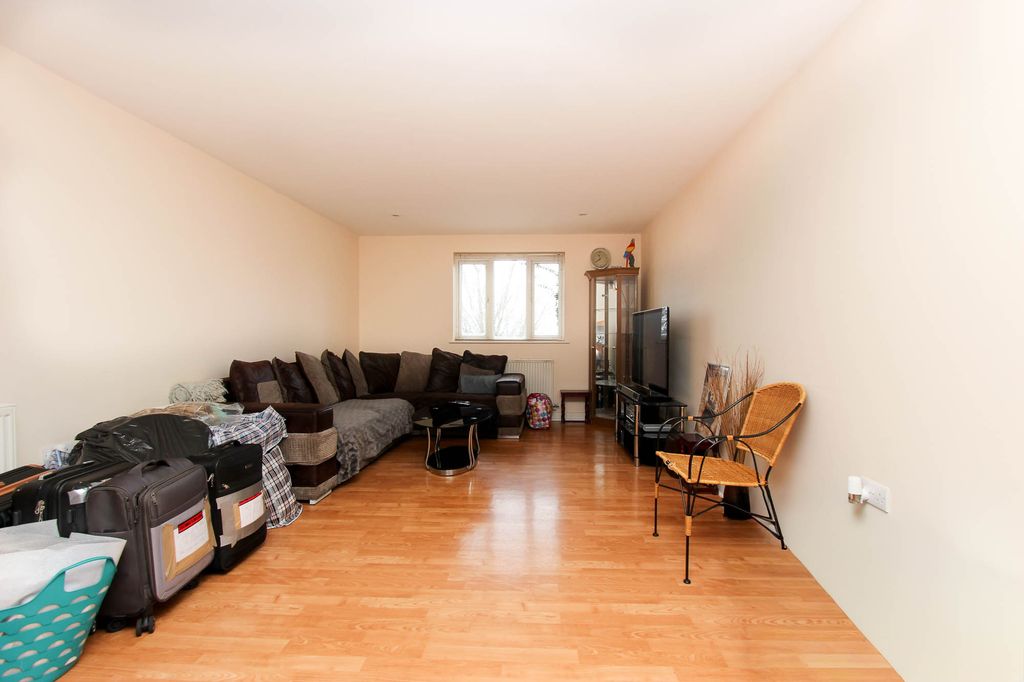 Property photo 2 of 7 Lounge/Dining Area