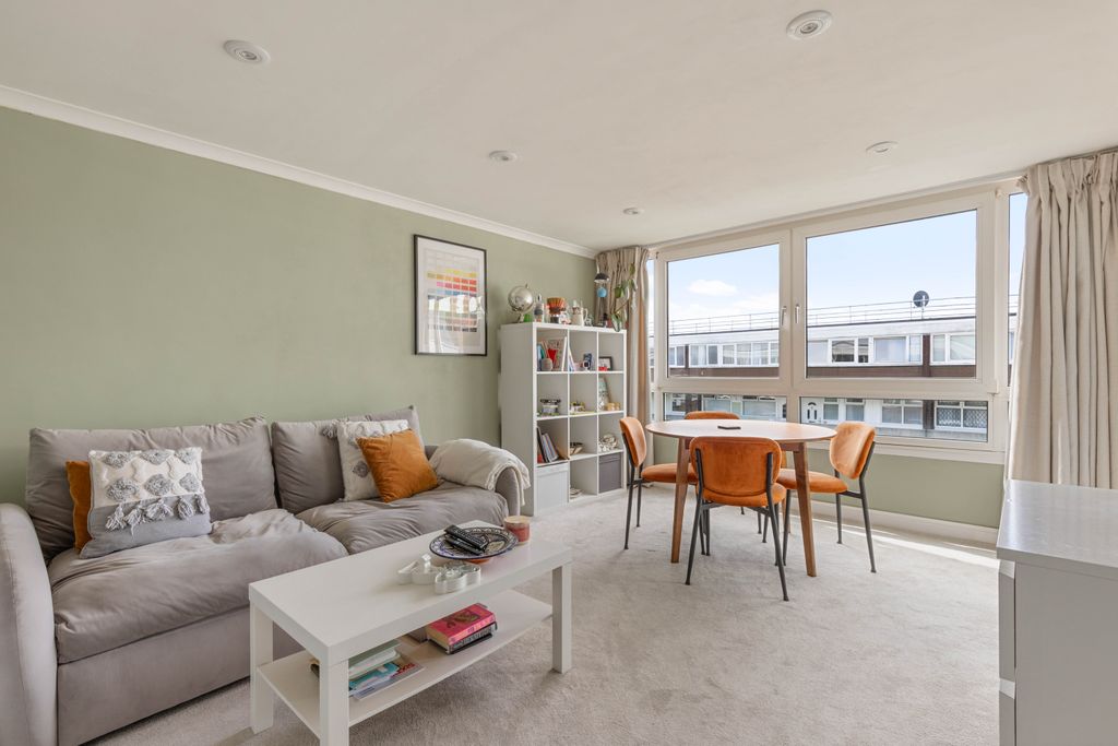 Property photo 3 of 11 296 Sylvan Road, Se19 - 4