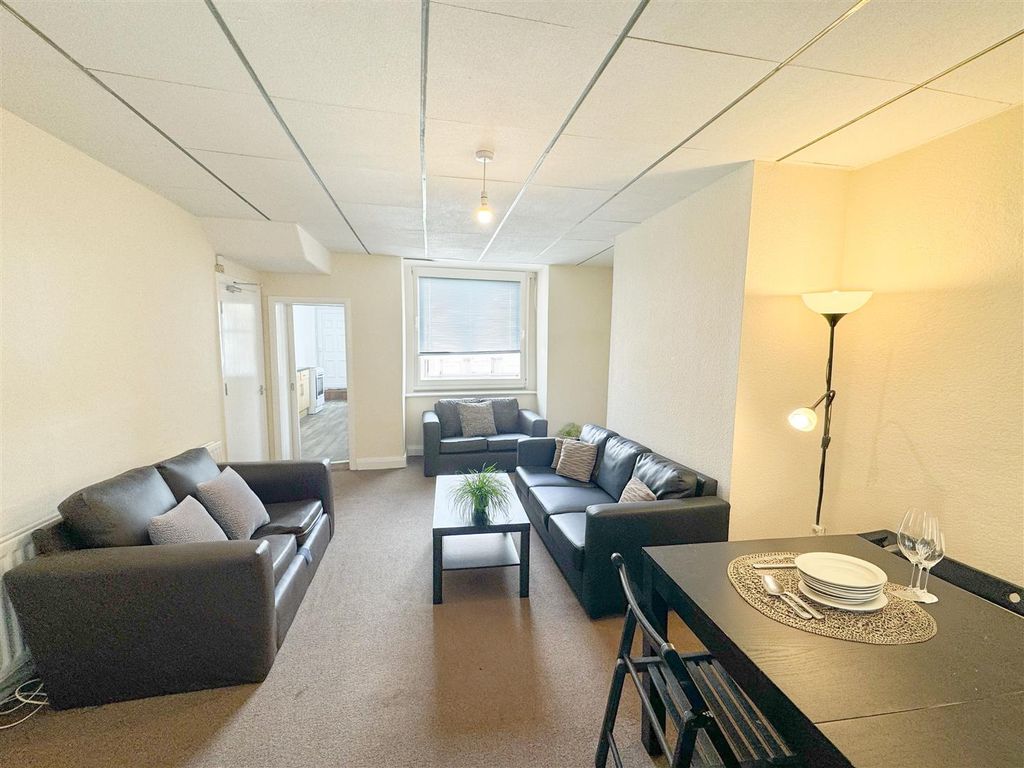 Property photo 1 of 9 Lounge