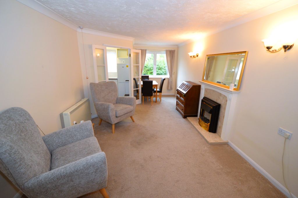 Property photo 2 of 11 Living/Dining Room