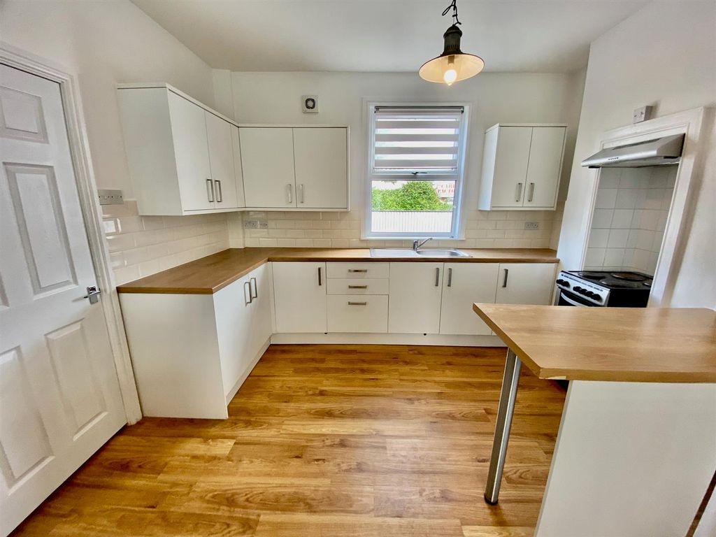 Property photo 3 of 14 Kitchen