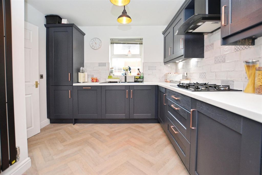 Property photo 2 of 31 Kitchen