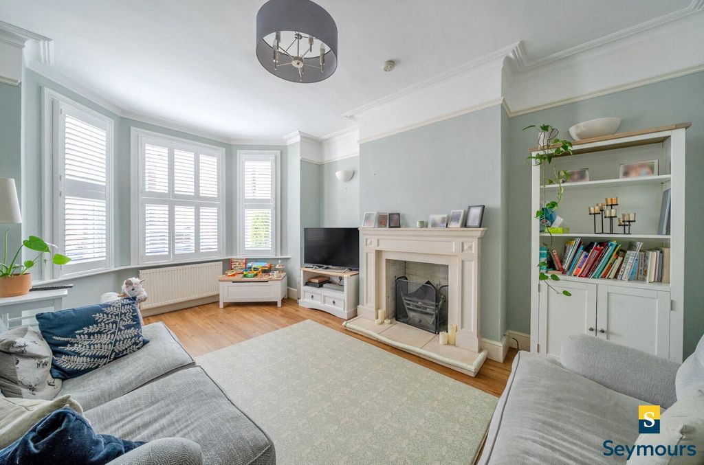 Property photo 2 of 20 Living Room