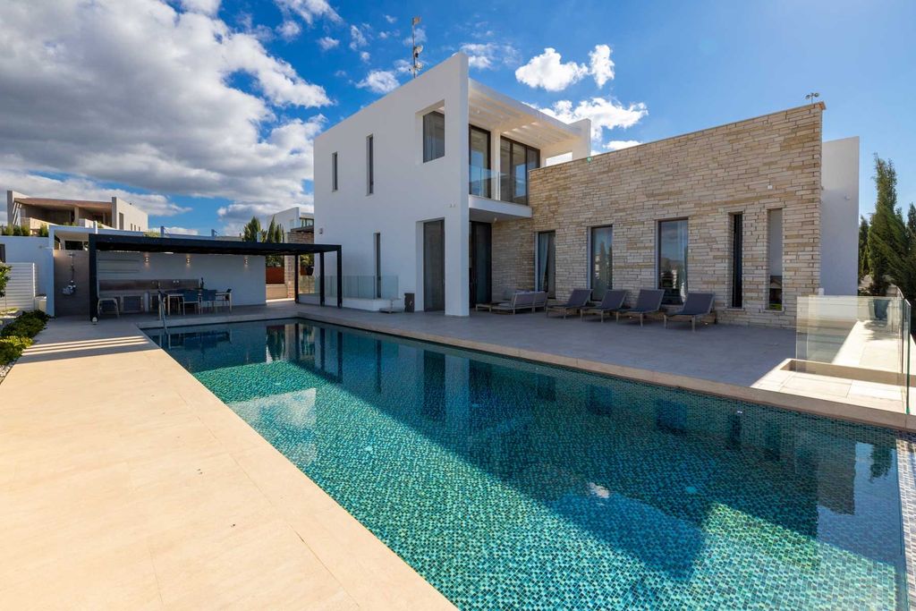 Property photo 1 of 28