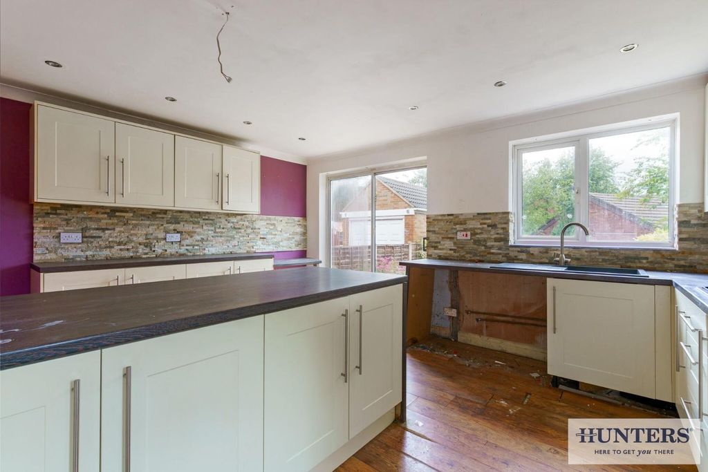 Property photo 3 of 24 94357_31-Richmond-Close-Bramley (7) - Copy_Low.Jpg