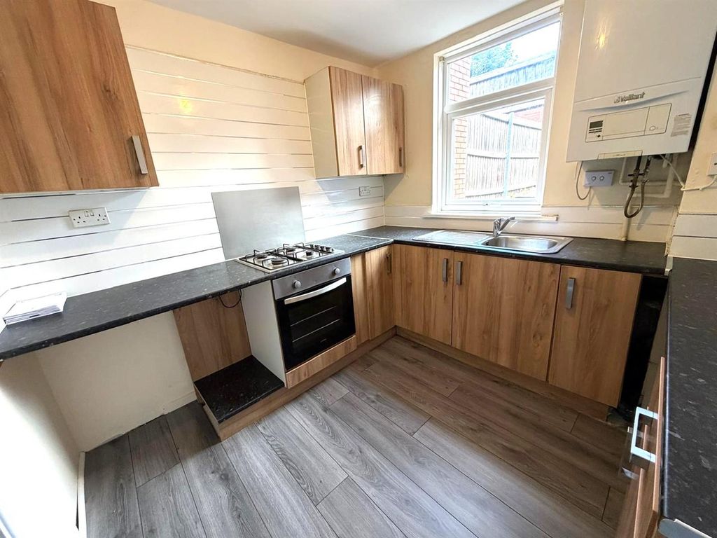 Property photo 2 of 17 Kitchen 2
