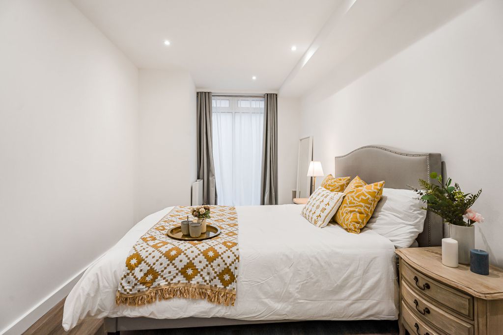 Property photo 3 of 27 Bedroom