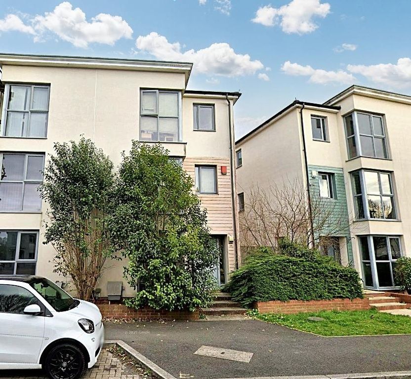 Property photo 1 of 12 Modern Three-Storey Townhouse With Large Windows, ...