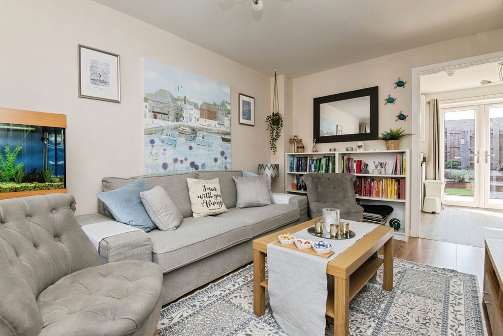 Property photo 3 of 10 Living Room