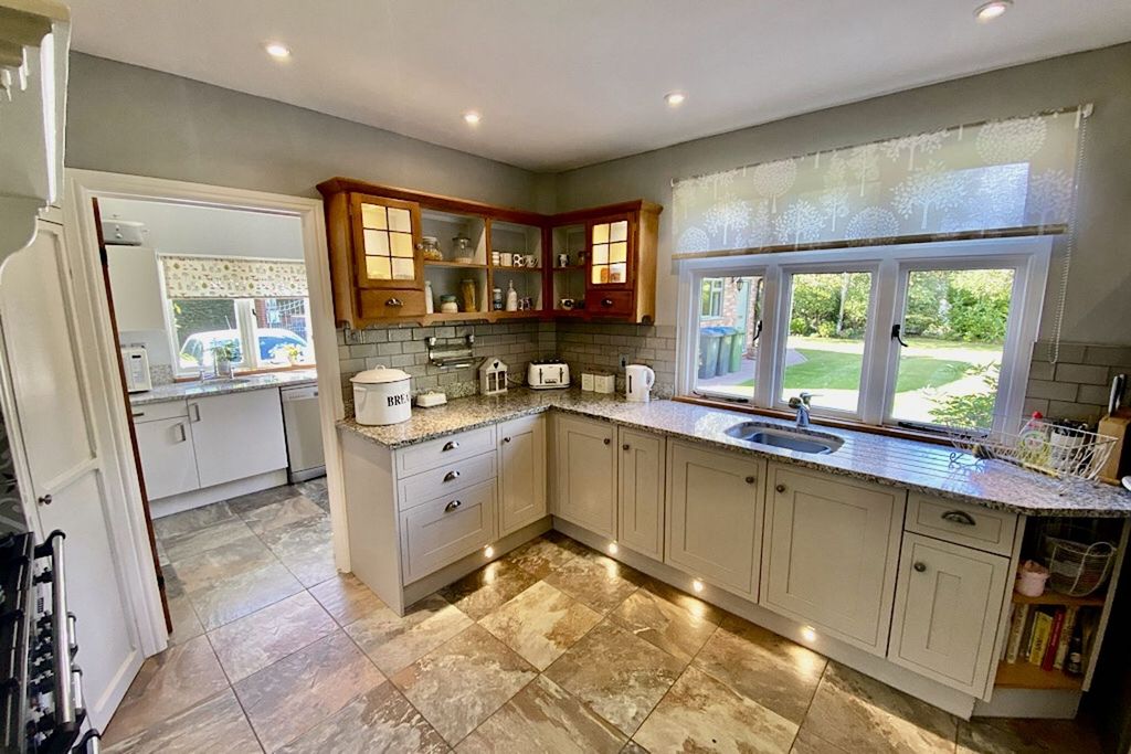 Property photo 3 of 31 Kitchen